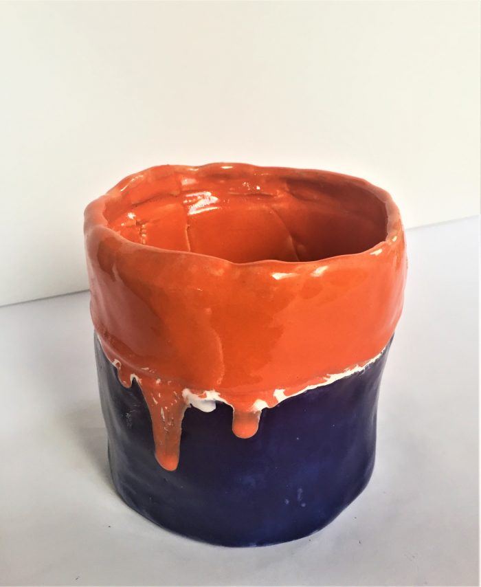 <strong>KERAMIK - KE049</strong><br><span class="produkt-title">Vase orange and blue  dm: 13cm h:12cm</span>